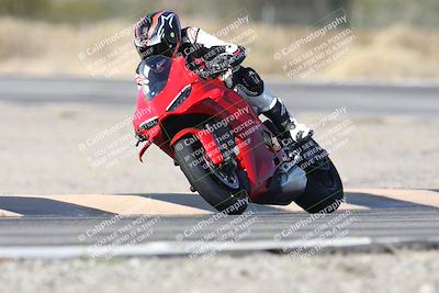 media/Dec-01-2025-Moto Forza (Mon) [[2daa91e15f]]/1-Advanced Group/Session 3 (Turn 3)/